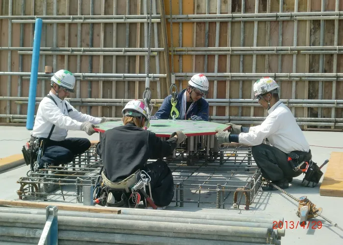 チームで歩く建設作業員