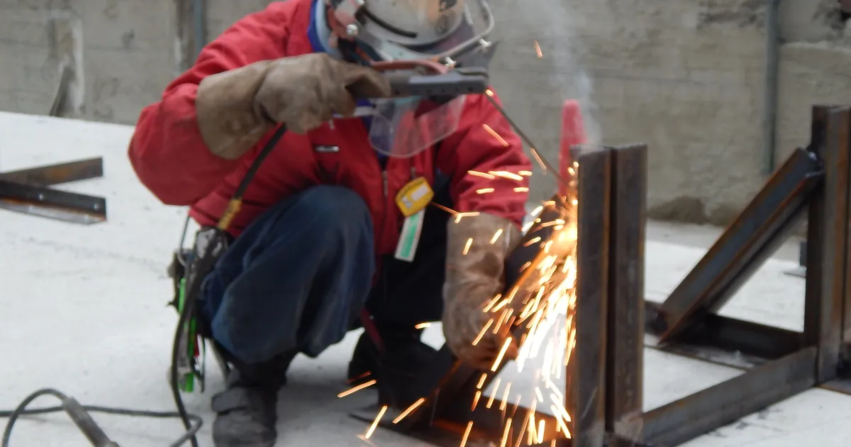 仮設鍛冶工事の現場作業風景